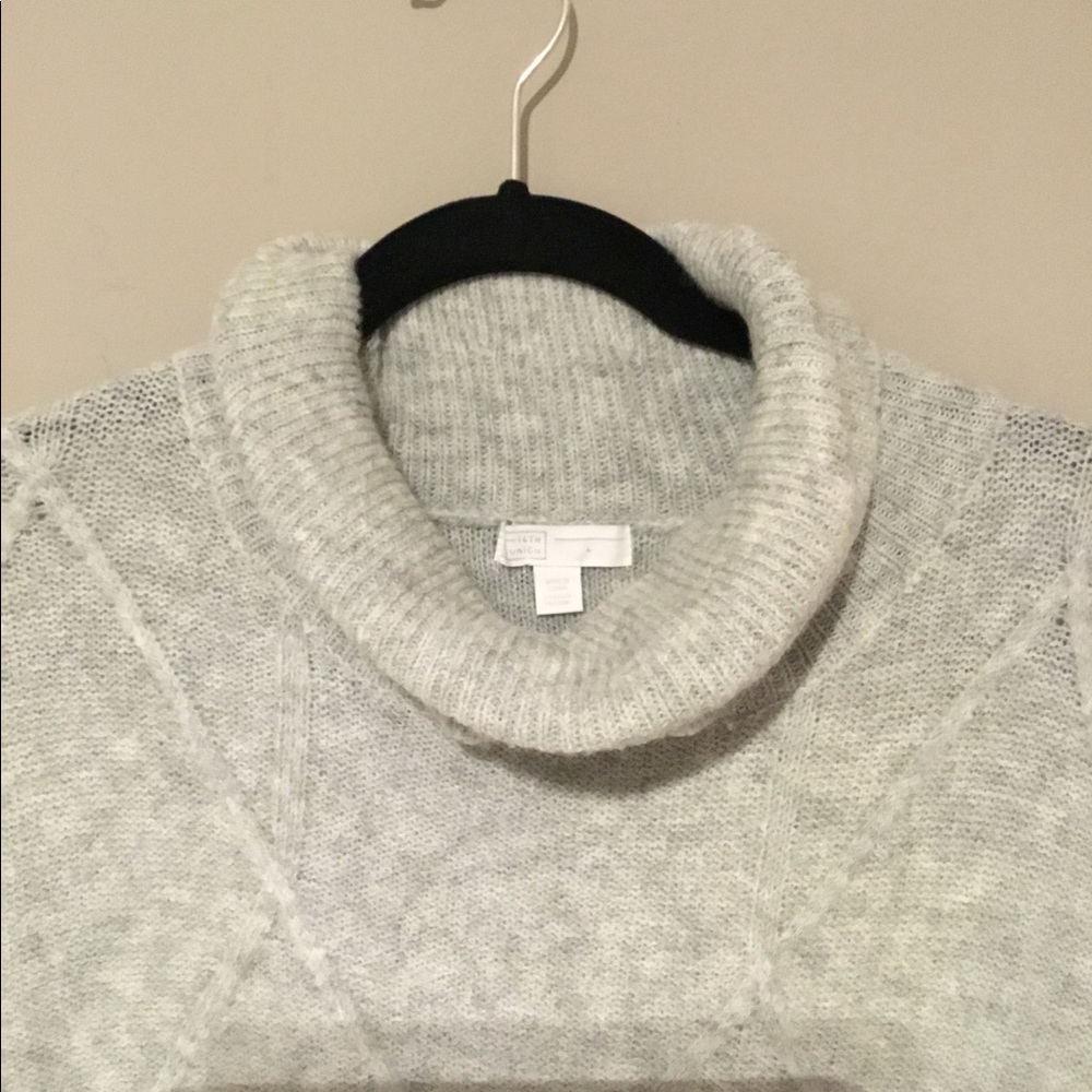 Long mid thigh knit sweater in grey